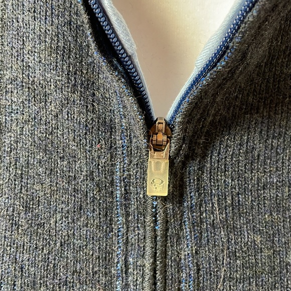 Mountain Hardwear athletic zip up with zipper pocket on left arm - Picture 11 of 14